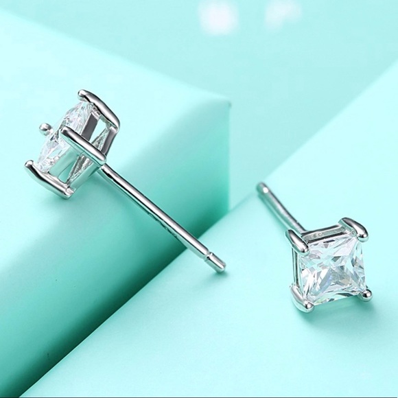 🚨🚨🚨SALE🚨🚨🚨 Sterling Silver Stud Earrings - Picture 6 of 7